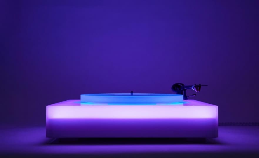 Брайан Ино создал музыкальный проигрыватель, который меняет цвет Брайан Ино создал музыкальный проигрыватель, который меняет цвет