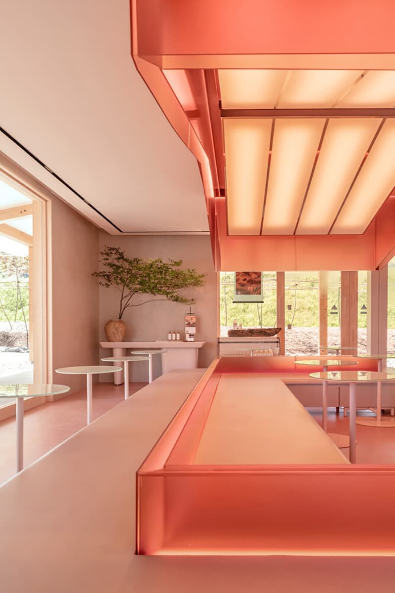 Неоновая эстетика яркой кофейни в Японии – проект Transit Branding Studio