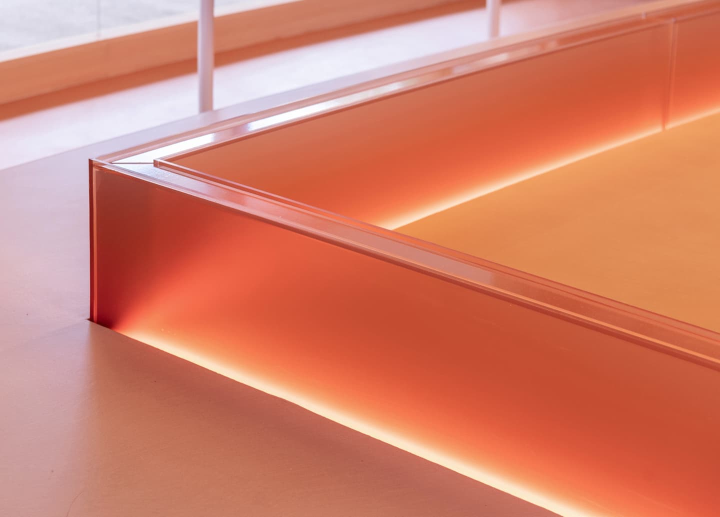 Неоновая эстетика яркой кофейни в Японии – проект Transit Branding Studio