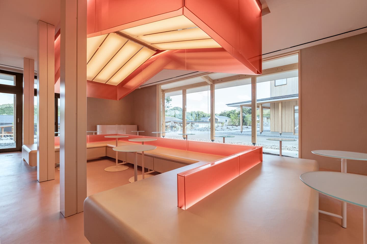 Неоновая эстетика яркой кофейни в Японии – проект Transit Branding Studio