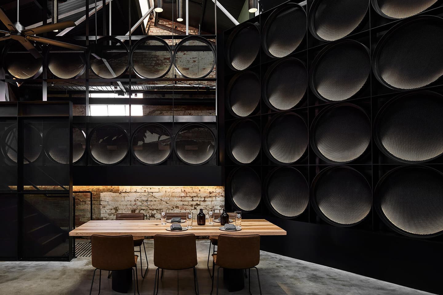 Аскетичный интерьер пивного бара в Австралии – проект студии Splinter Society