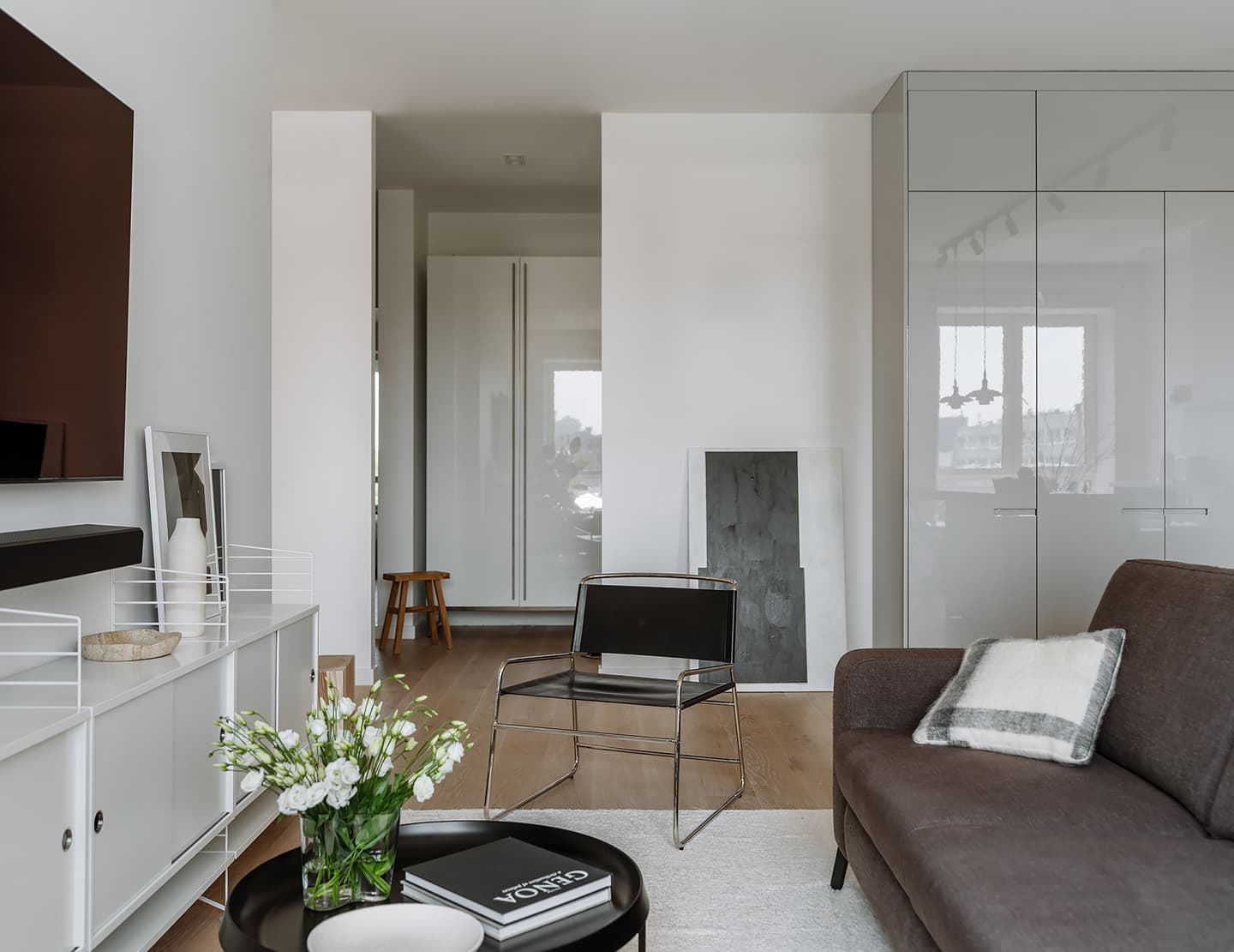 Монохромная квартира со скандинавским настроением – проект студии Style By Sorensen