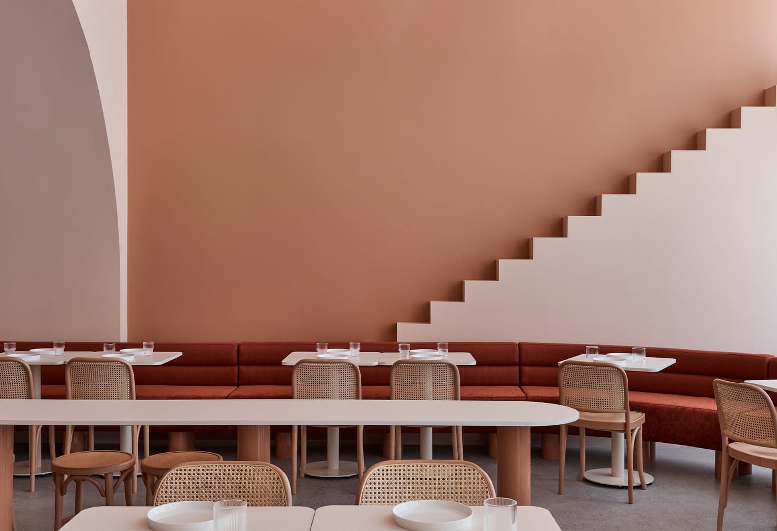 Монохромное кафе The Budapest Café. Фото: Derek Swalwell