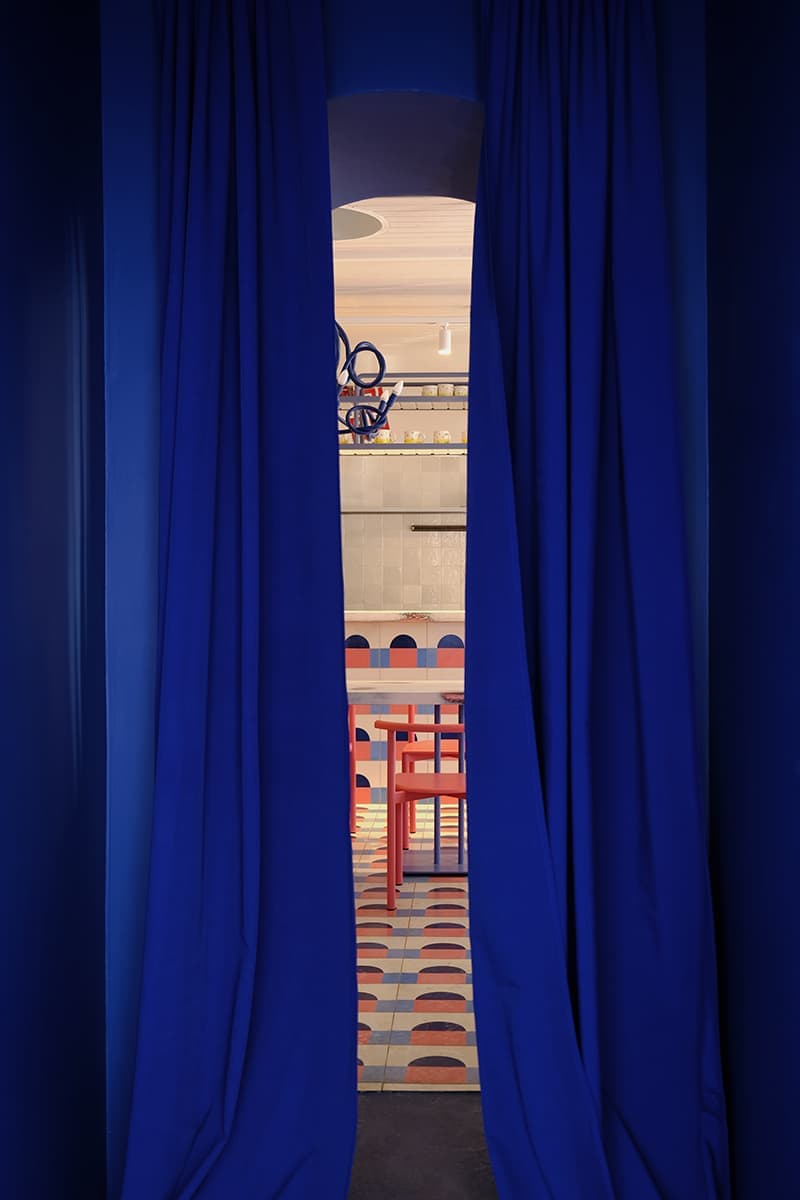 Геометрическая абстракция и яркие оттенки в интерьере кафе «Абу-Гош» – проект STUDIO SHOO