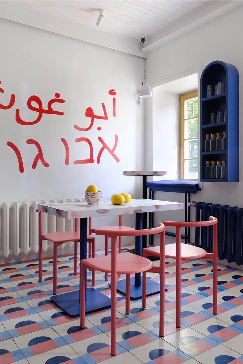 Геометрическая абстракция и яркие оттенки в интерьере кафе «Абу-Гош» – проект STUDIO SHOO