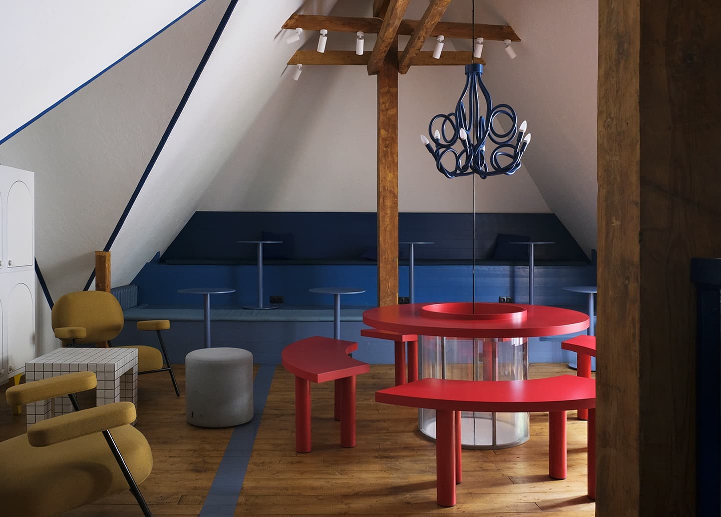 Геометрическая абстракция и яркие оттенки в интерьере кафе «Абу-Гош» – проект STUDIO SHOO