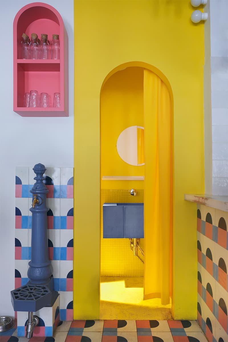 Геометрическая абстракция и яркие оттенки в интерьере кафе «Абу-Гош» – проект STUDIO SHOO