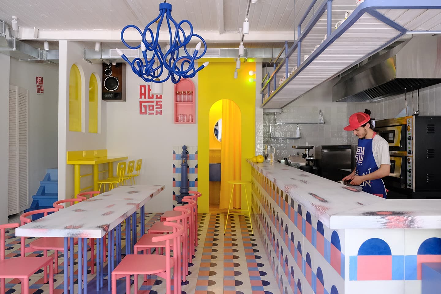 Геометрическая абстракция и яркие оттенки в интерьере кафе «Абу-Гош» – проект STUDIO SHOO