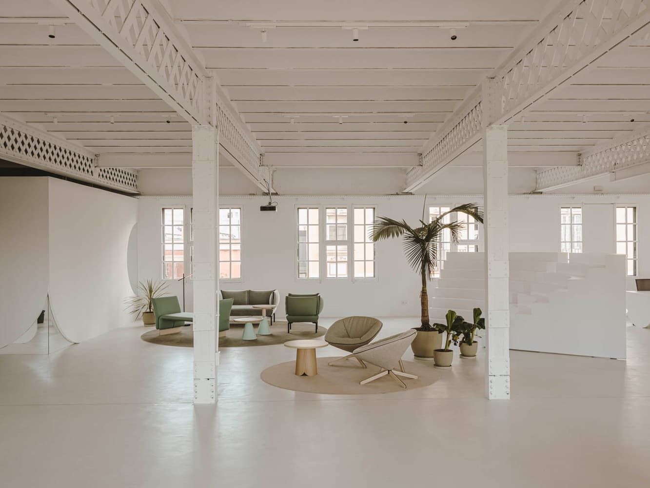 Скульптурный интерьер офиса в Испании – проект бюро Isern Serra