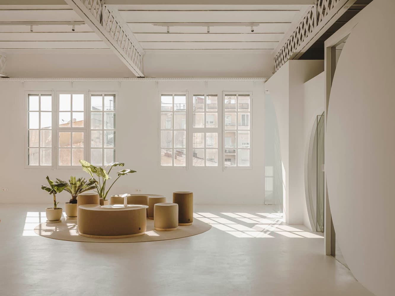 Скульптурный интерьер офиса в Испании – проект бюро Isern Serra