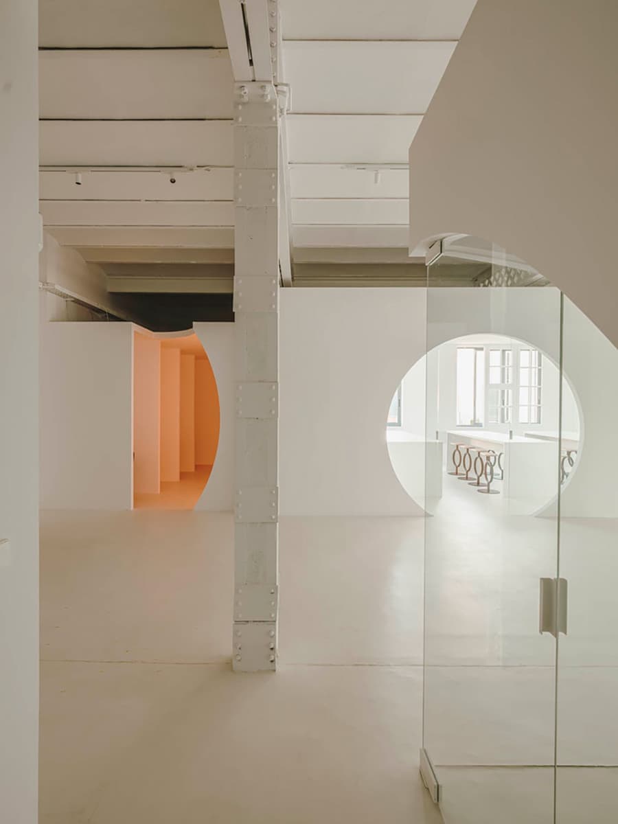 Скульптурный интерьер офиса в Испании – проект бюро Isern Serra