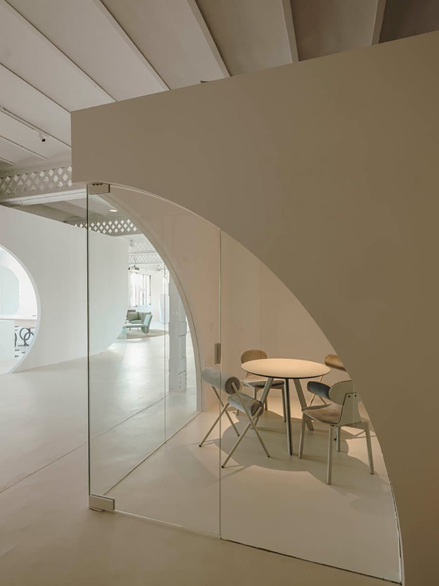 Скульптурный интерьер офиса в Испании – проект бюро Isern Serra