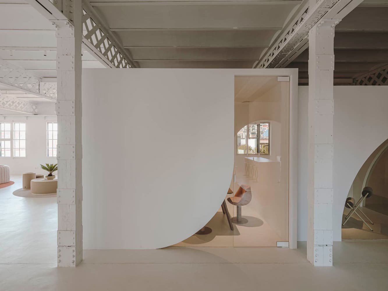 Скульптурный интерьер офиса в Испании – проект бюро Isern Serra