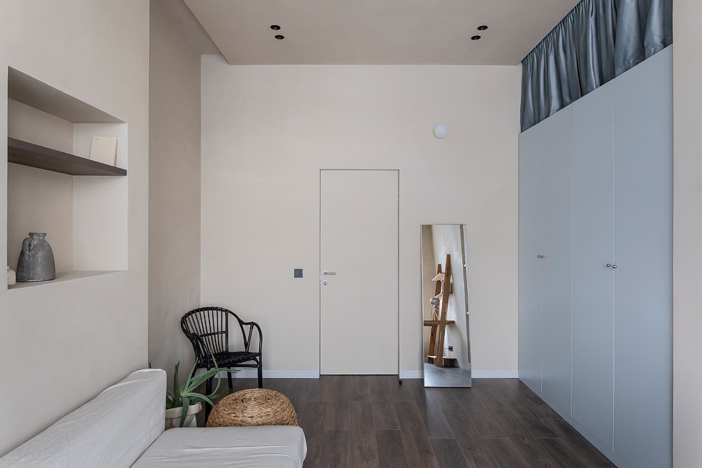 Нетривиальная квартира под сдачу – коллаборация MANU Bureau и Адрианы Кано Лимарино