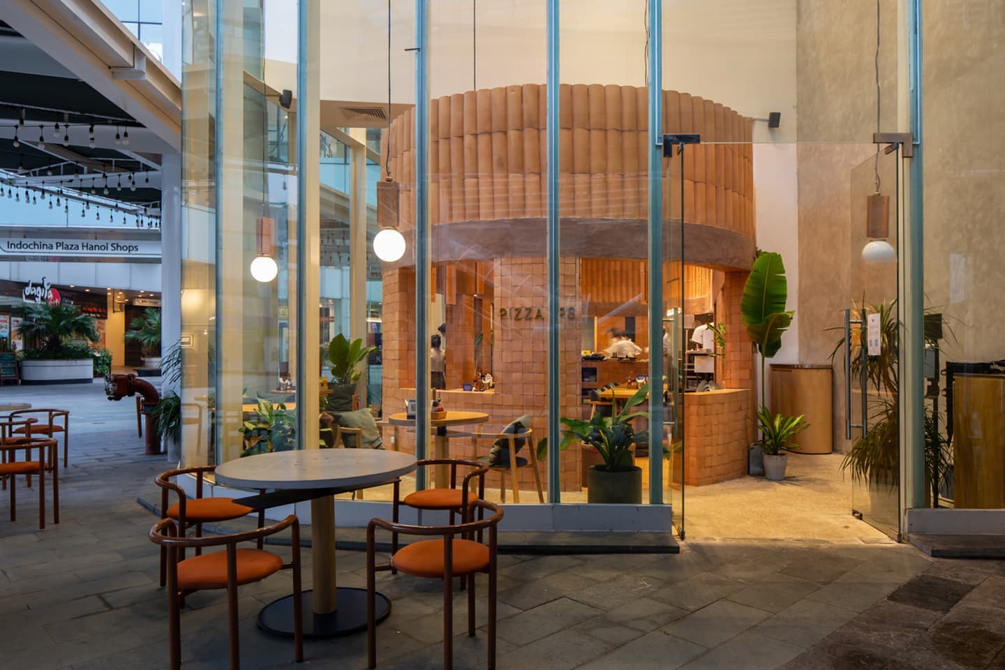 Интерьер пиццерии во Вьетнаме – проект Studio DIG
