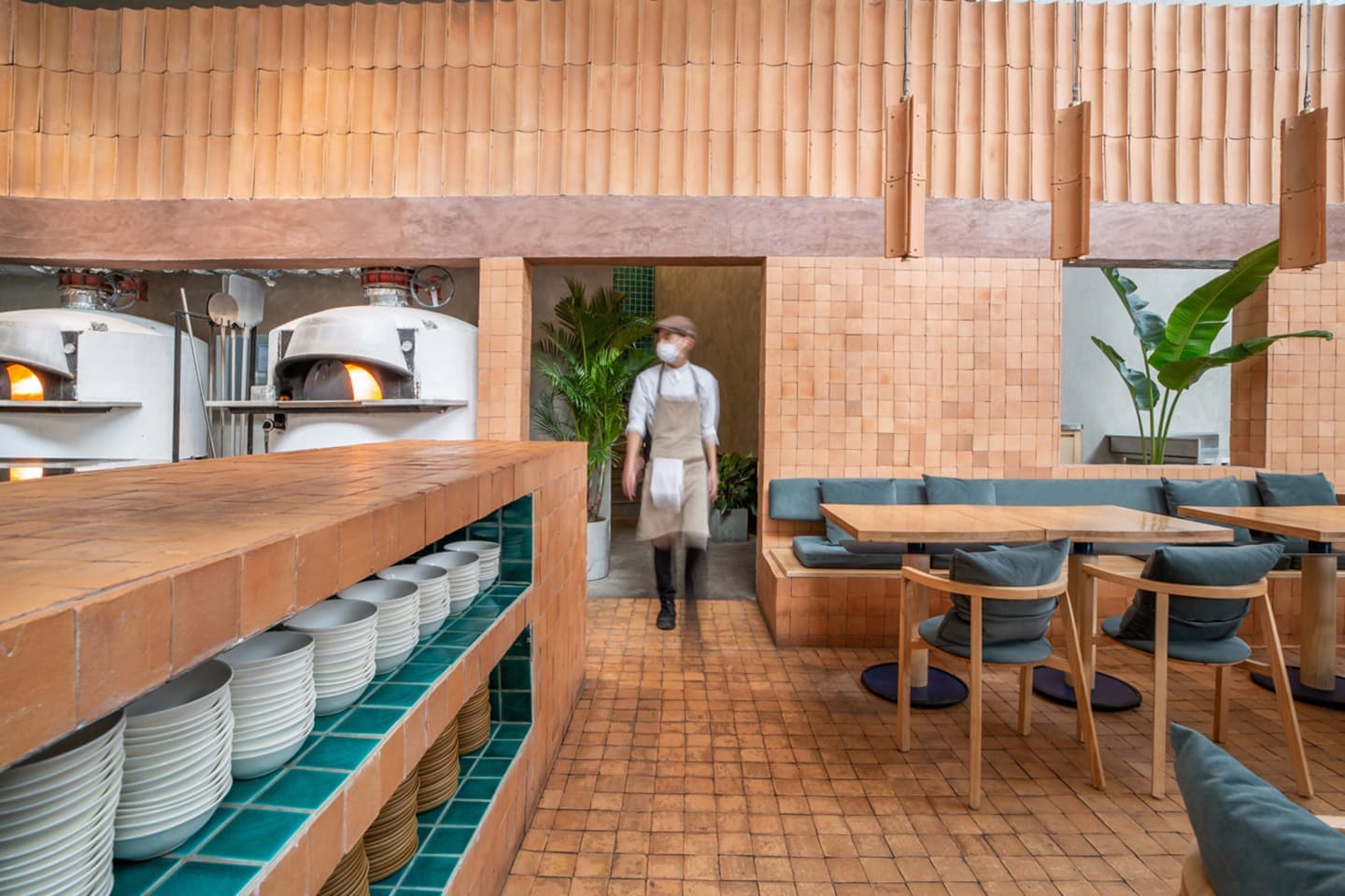 Интерьер пиццерии во Вьетнаме – проект Studio DIG