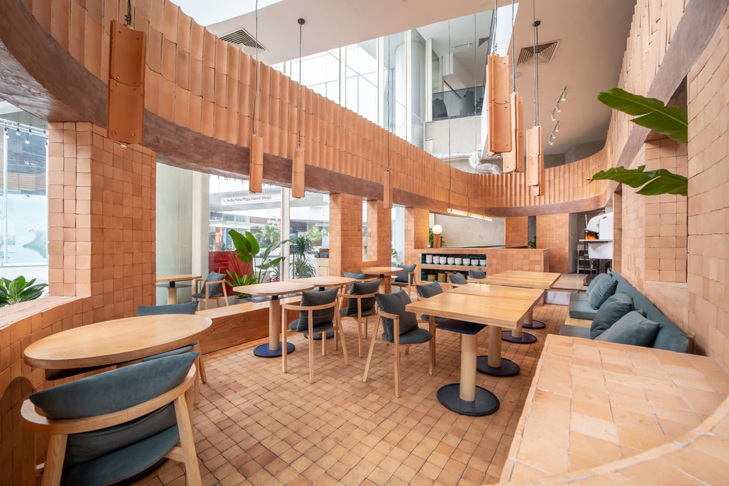 Интерьер пиццерии во Вьетнаме – проект Studio DIG