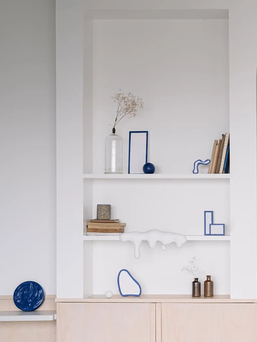 Монохромный интерьер с кобальтовыми акцентами – проект The Act of Quad