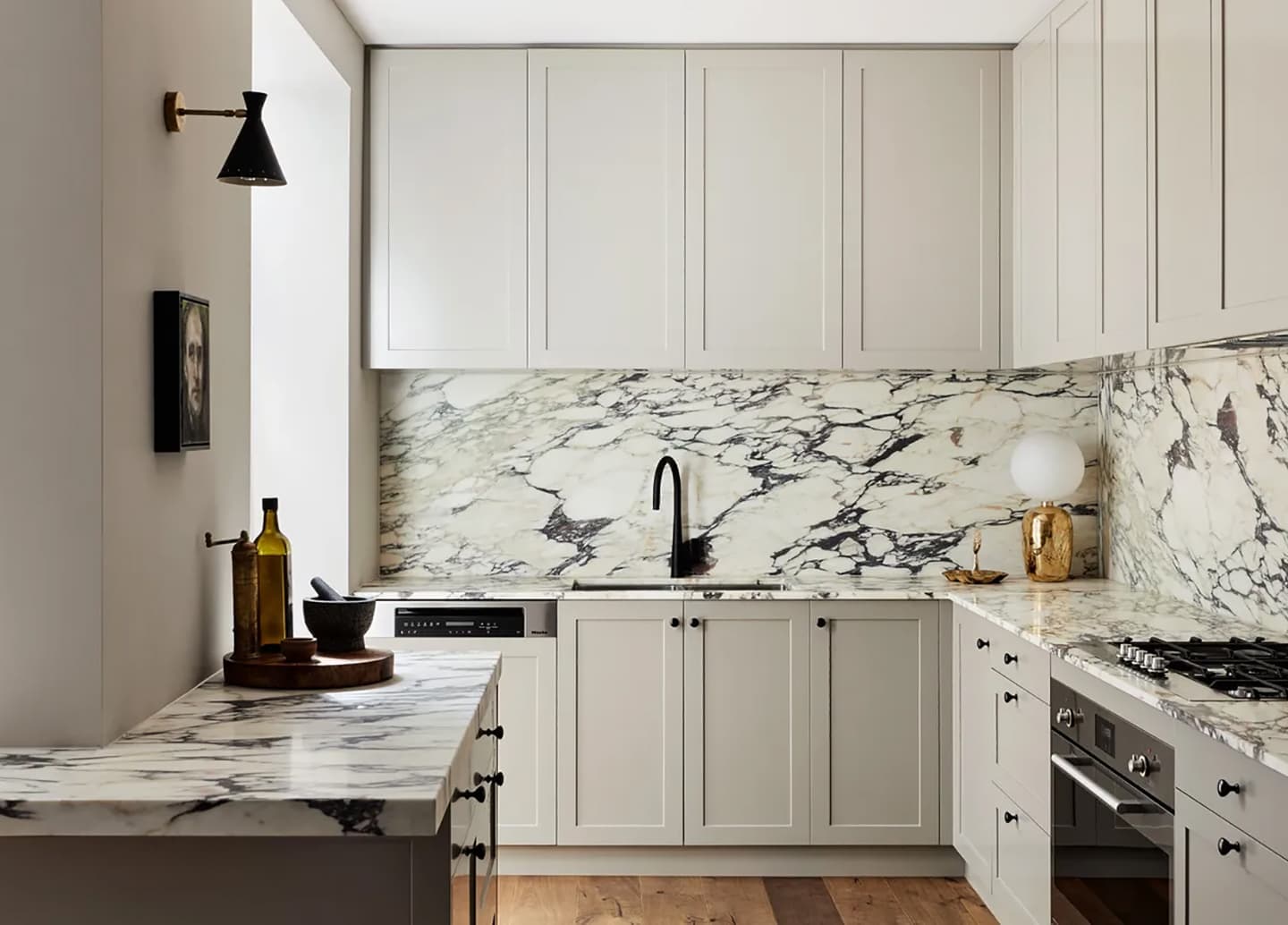 Мультикультурный интерьер двухэтажной квартиры – проект Brahman Perera