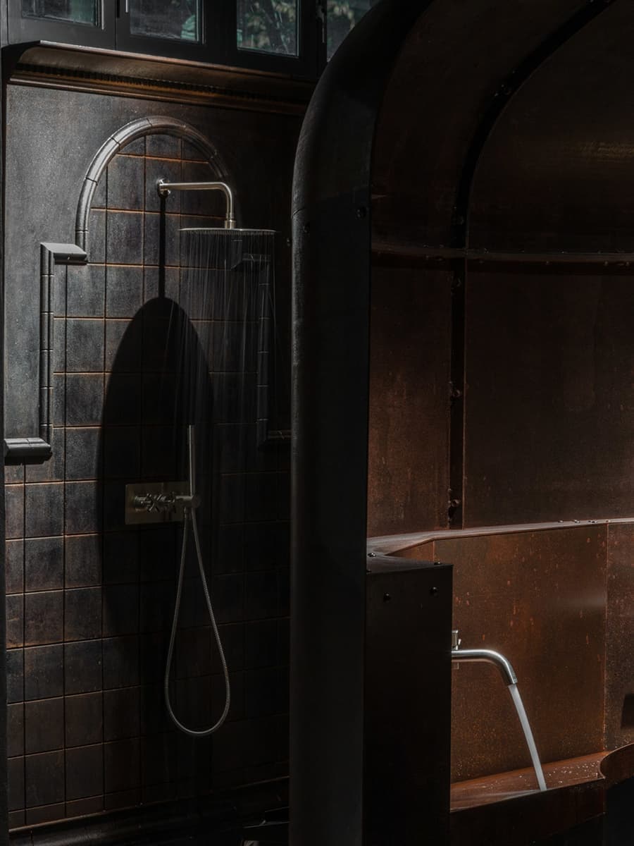 Брутальный интерьер магазина с элементами стимпанка – проект Holloway Li