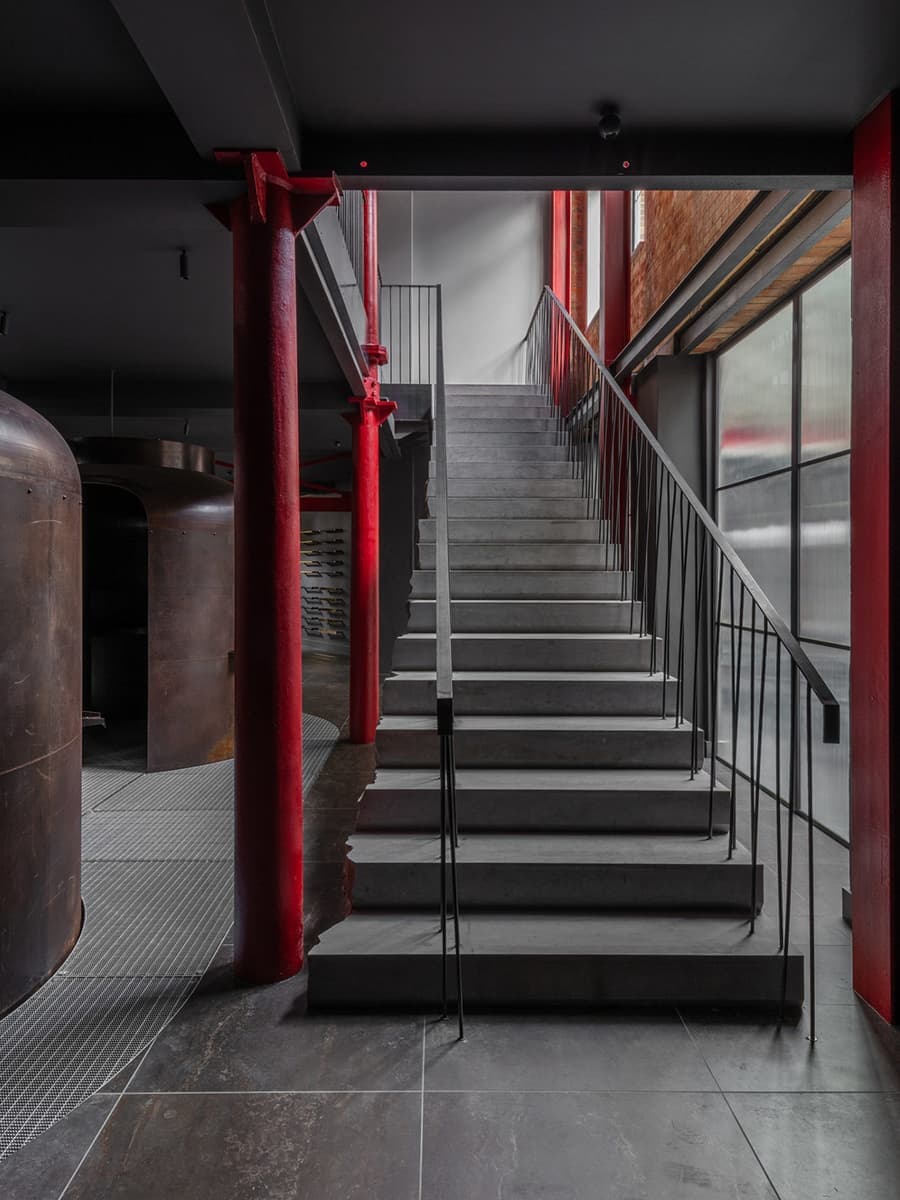 Брутальный интерьер магазина с элементами стимпанка – проект Holloway Li