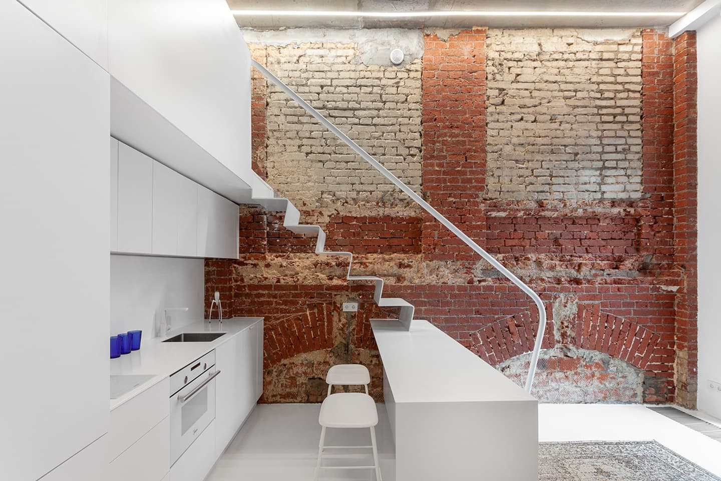 Двухуровневая квартира с индустриальными деталями – проект Room Design Buro