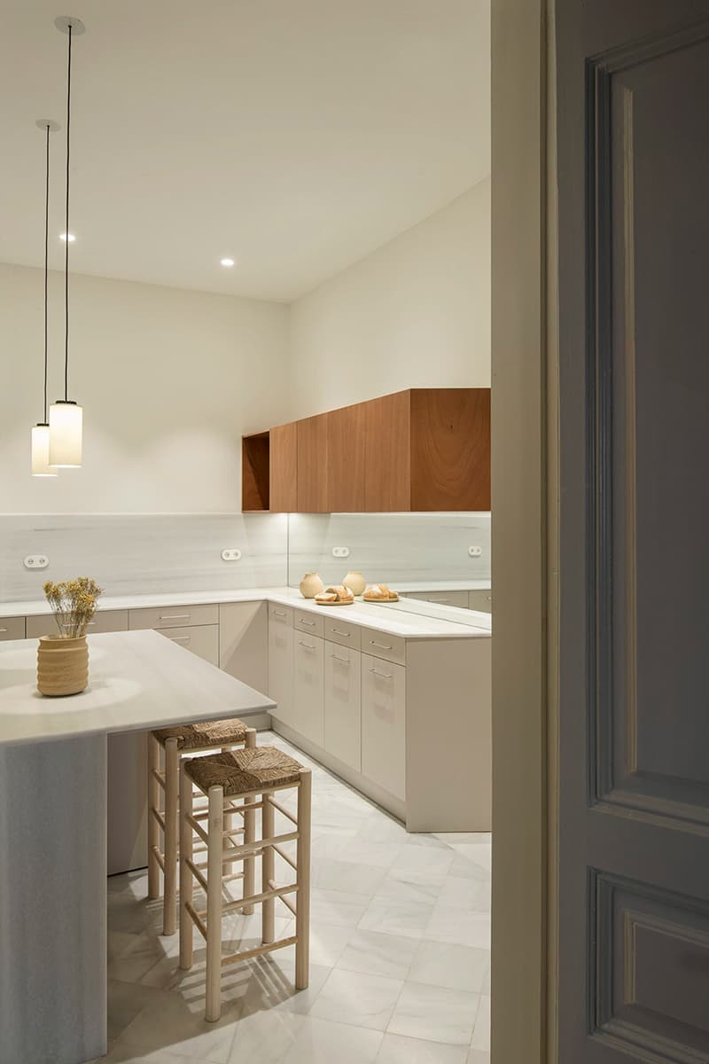 Многофункциональная кухня в старинной испанской квартире – проект Sotelo Margalef Arquitectes