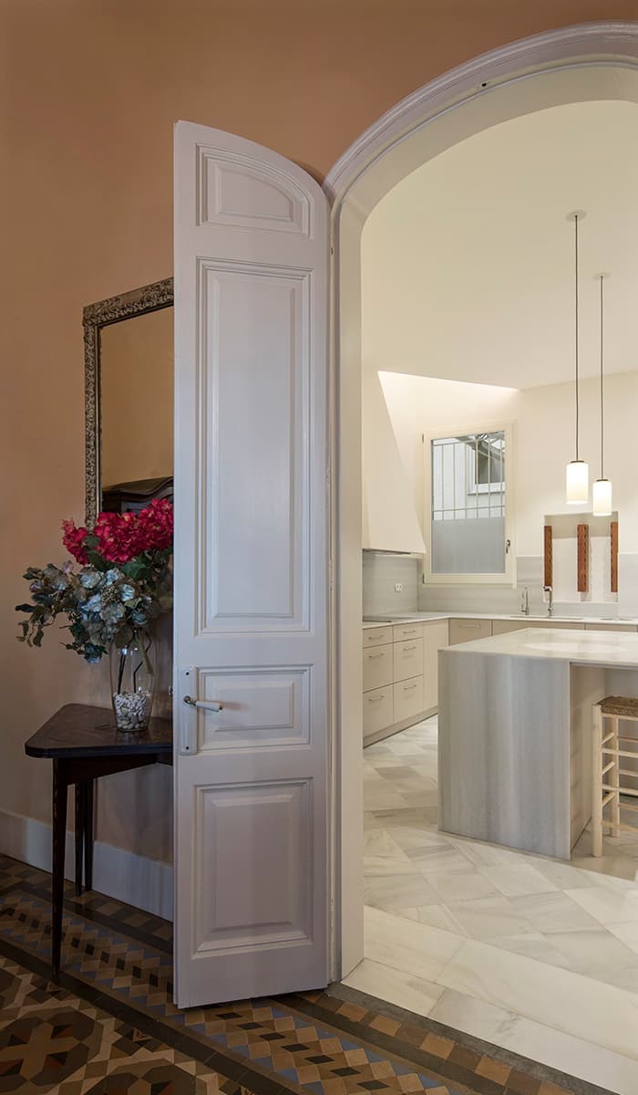 Многофункциональная кухня в старинной испанской квартире – проект Sotelo Margalef Arquitectes