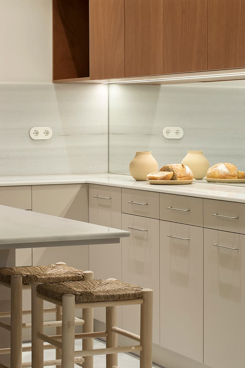 Многофункциональная кухня в старинной испанской квартире – проект Sotelo Margalef Arquitectes