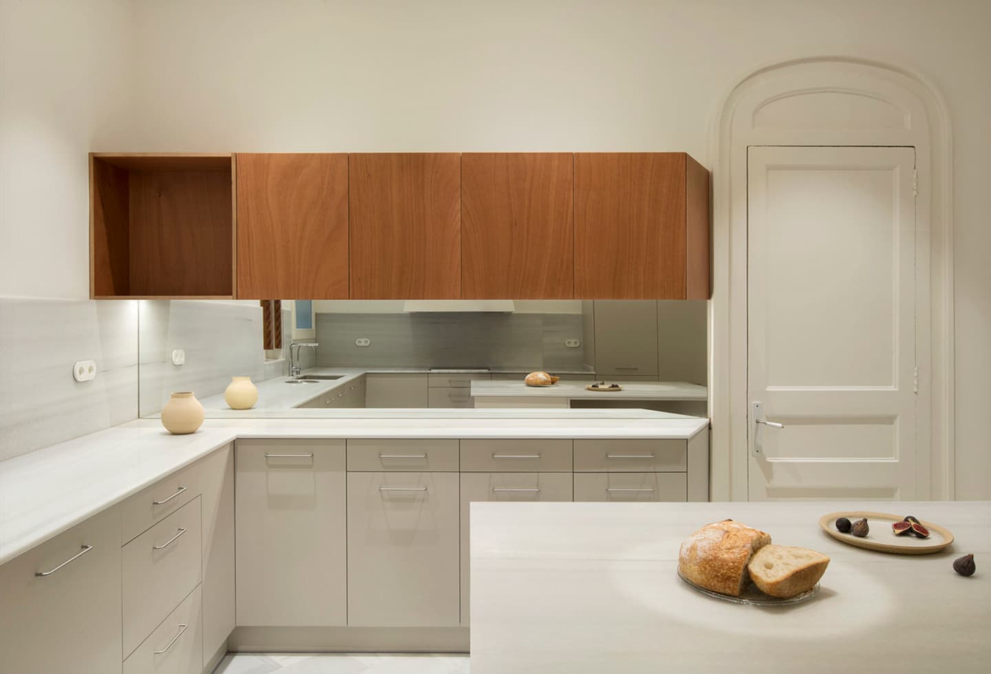 Многофункциональная кухня в старинной испанской квартире – проект Sotelo Margalef Arquitectes