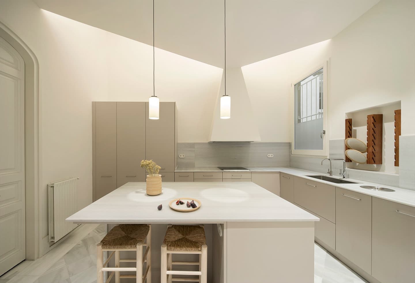 Многофункциональная кухня в старинной испанской квартире – проект Sotelo Margalef Arquitectes