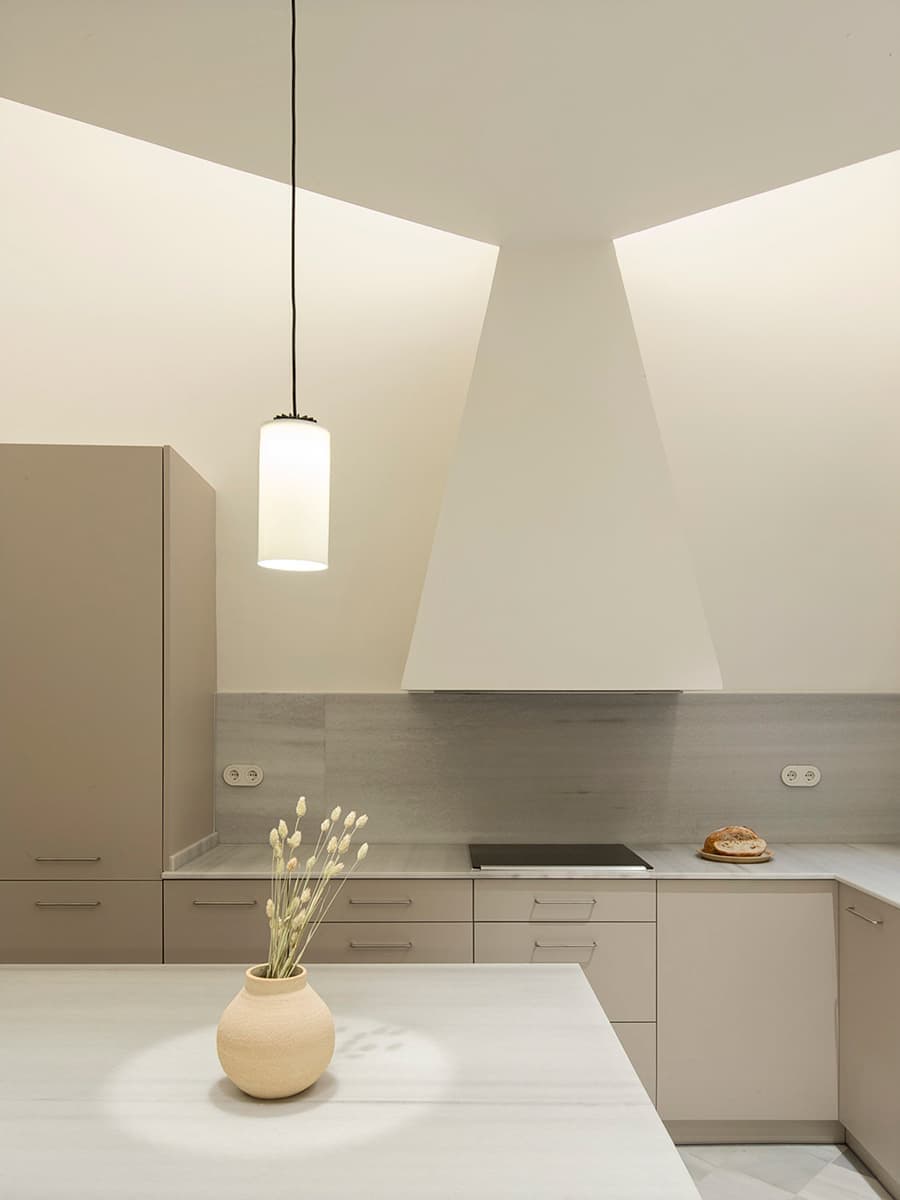 Многофункциональная кухня в старинной испанской квартире – проект Sotelo Margalef Arquitectes