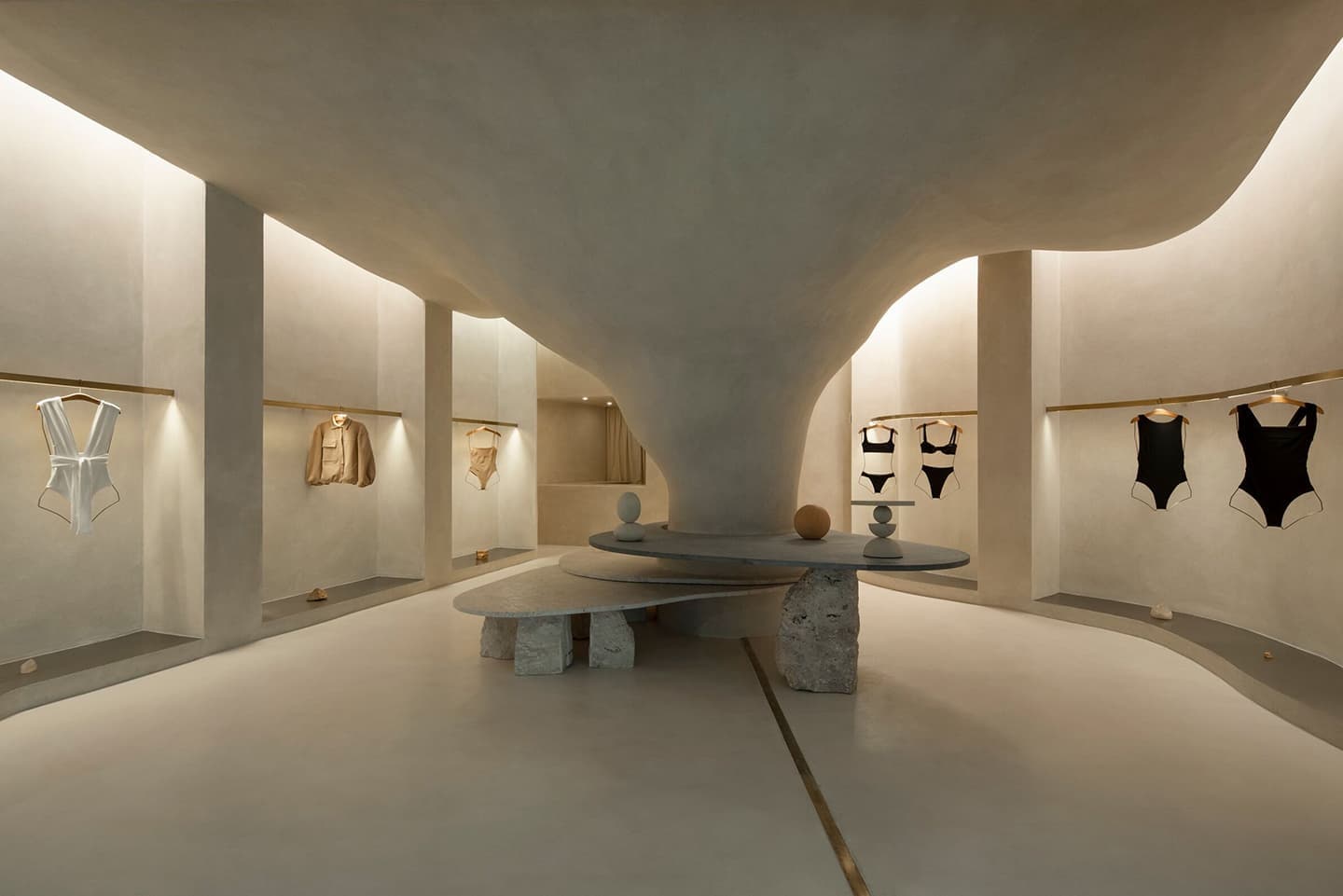 Красота несовершенства в интерьере магазина одежды – проект Aia Estúdio + Raphael Tepedino