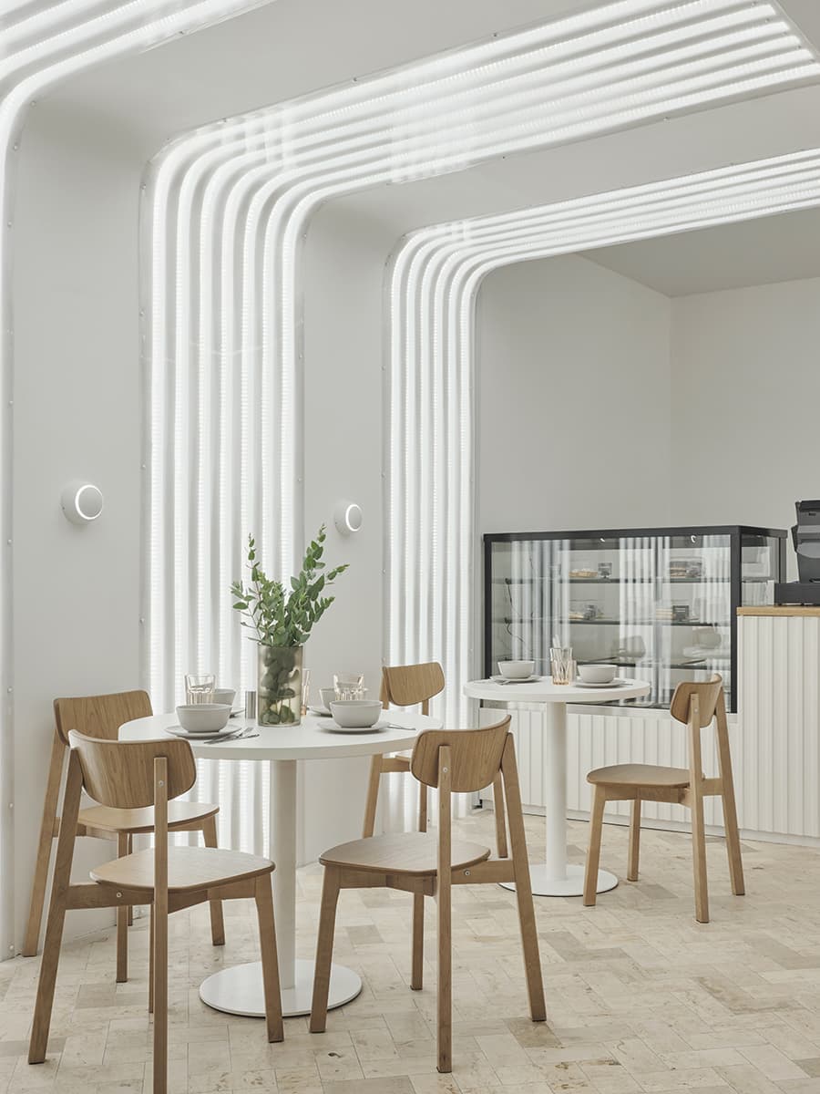 Воздушный интерьер пекарни с акцентными светильниками – проект Дарьи Волковой