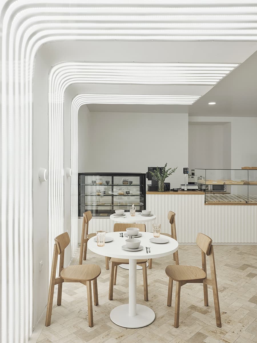 Воздушный интерьер пекарни с акцентными светильниками – проект Дарьи Волковой