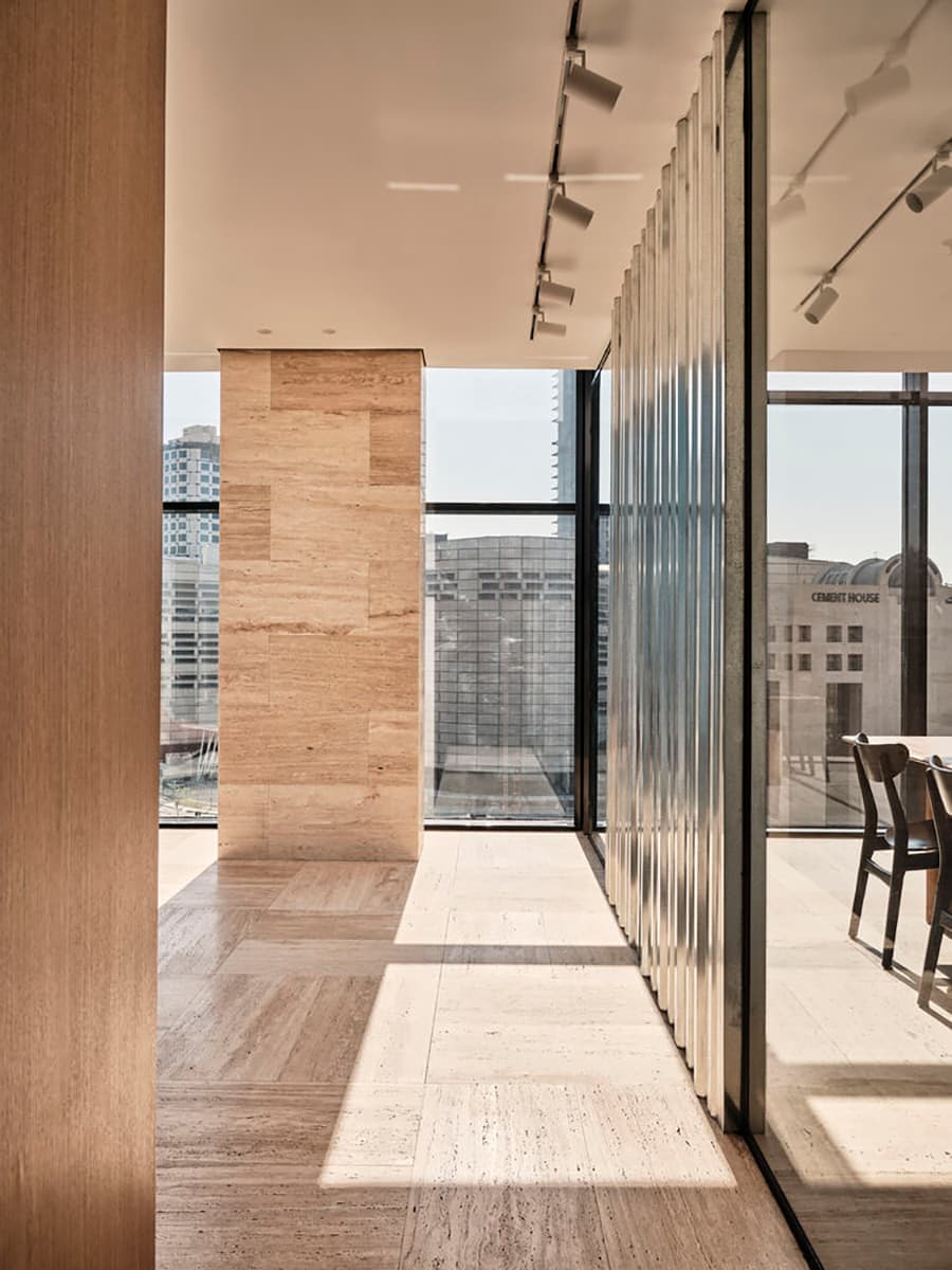 Изобилие натуральных материалов в интерьере современного офиса – проект A+A Studio