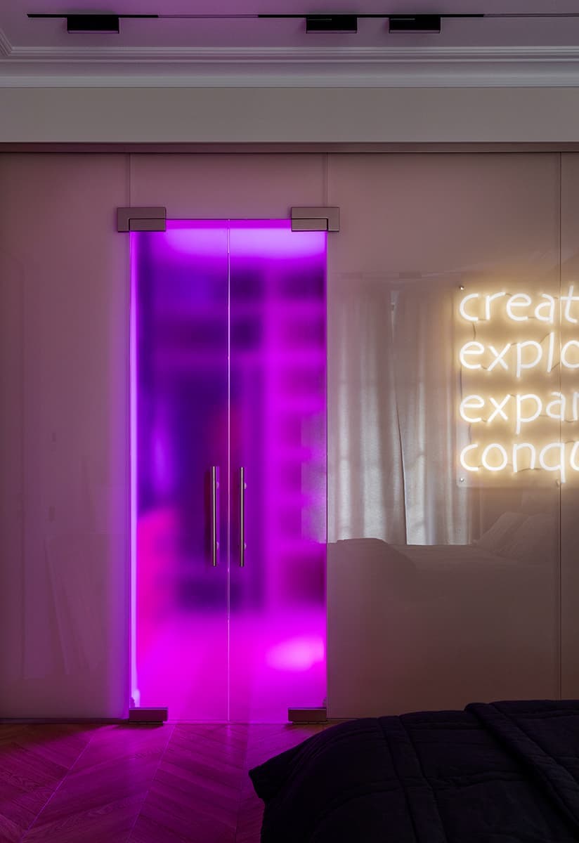Уютная московская квартира с неоновым освещением – проект студии дизайна BALCON