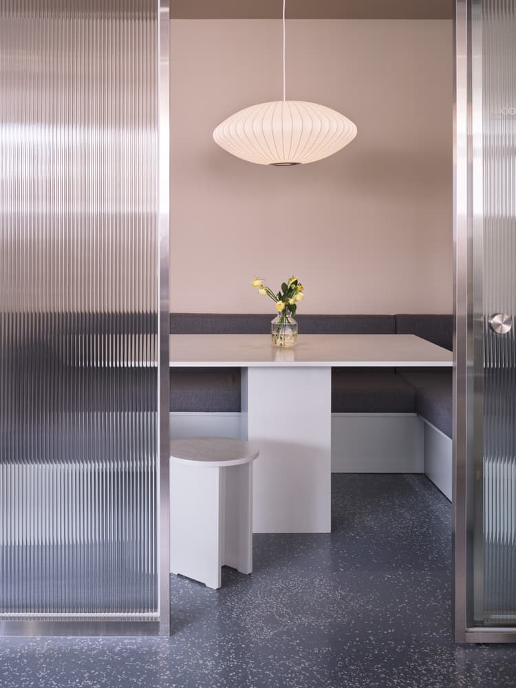 Деликатный интерьер офиса в пастельно-розовых тонах – проект studio fragment