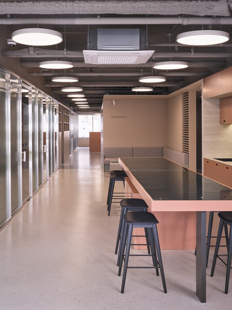 Деликатный интерьер офиса в пастельно-розовых тонах – проект studio fragment