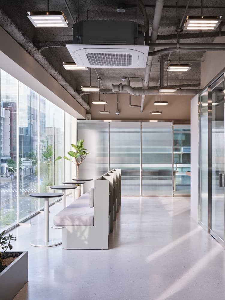 Деликатный интерьер офиса в пастельно-розовых тонах – проект studio fragment