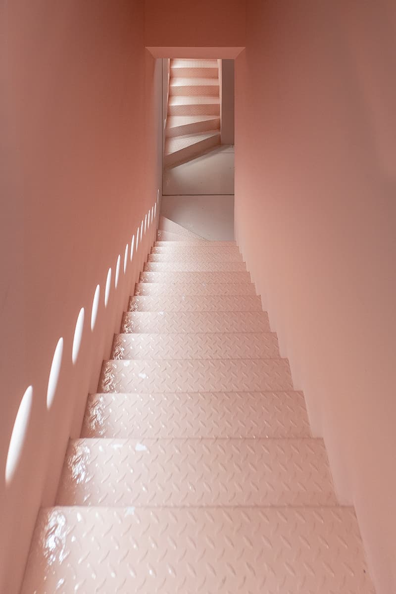 Конфетный интерьер шоурума Monochrome – проект Room Design Buro