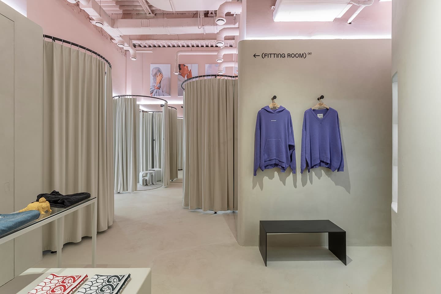 Конфетный интерьер шоурума Monochrome – проект Room Design Buro