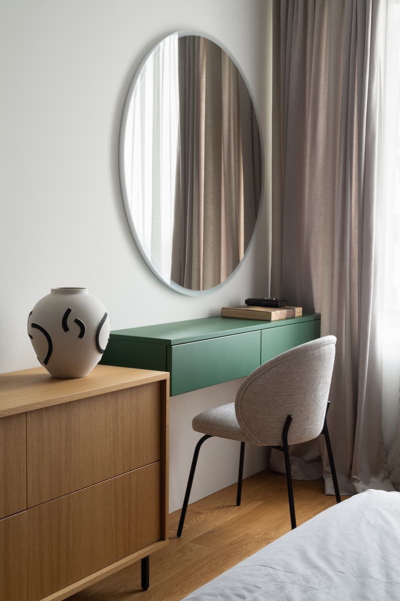 Дерево, стекло и неожиданные сценарии освещения в интерьере жилого пространства – проект бюро СХЕМА