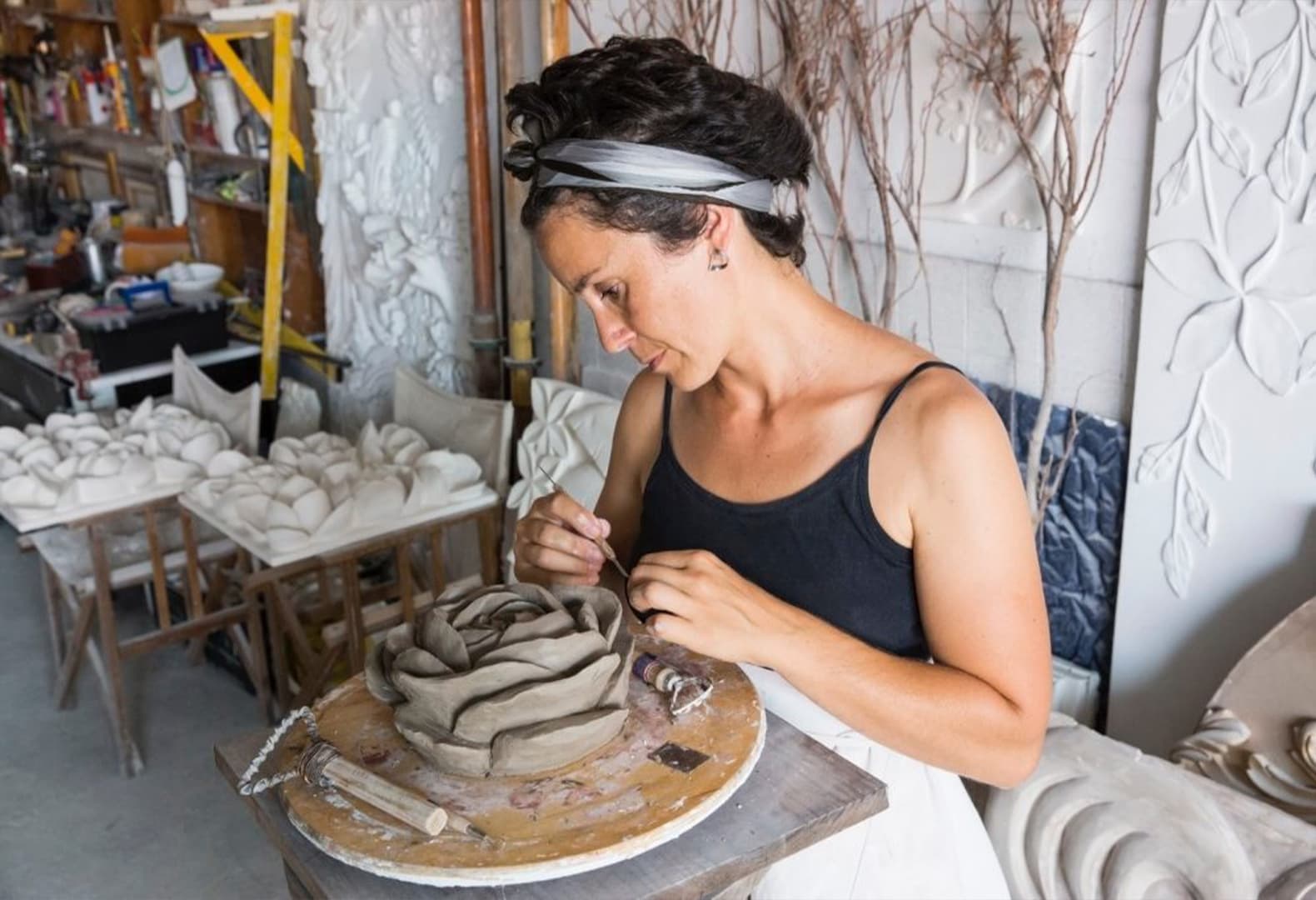 Очарование прибрежными традициями: современная лепнина Ивы Вианы. Фото: Iva Viana Escultura