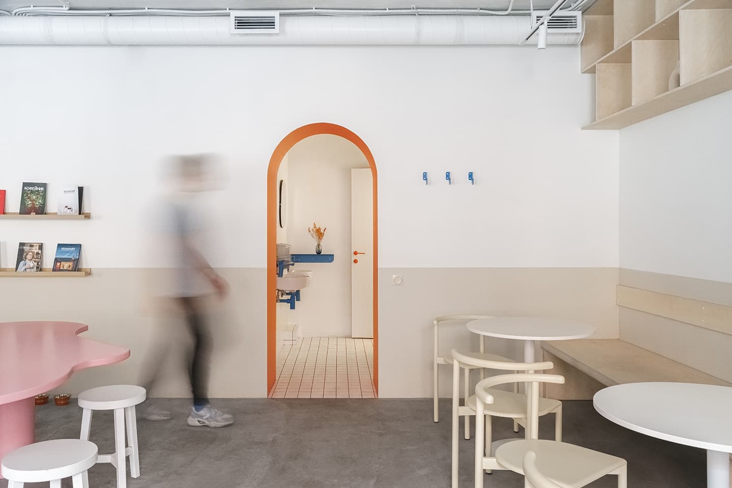 Интерьер питерской кофейни в стиле корейского минимализма – проект бюро Zavod11