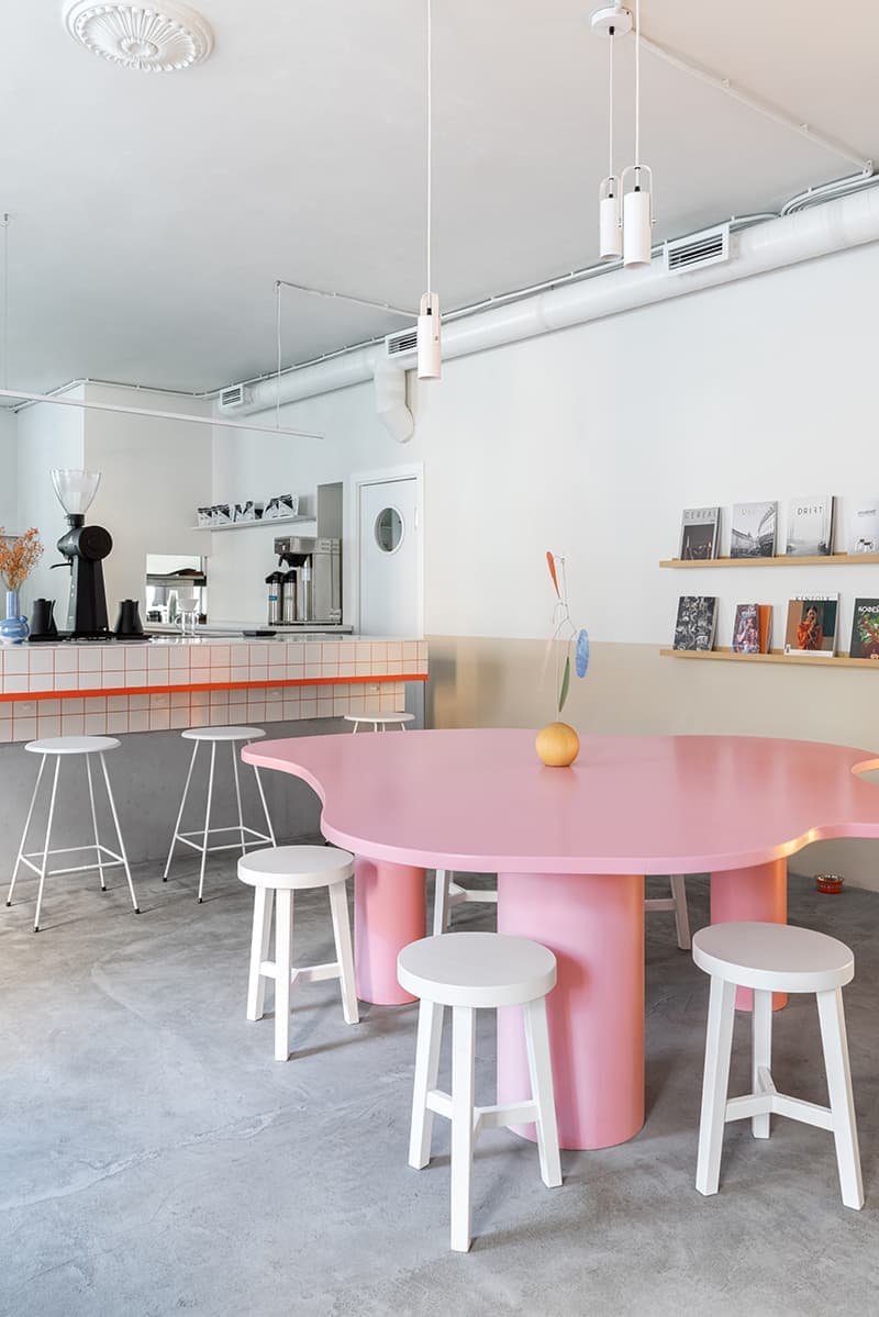 Интерьер питерской кофейни в стиле корейского минимализма – проект бюро Zavod11