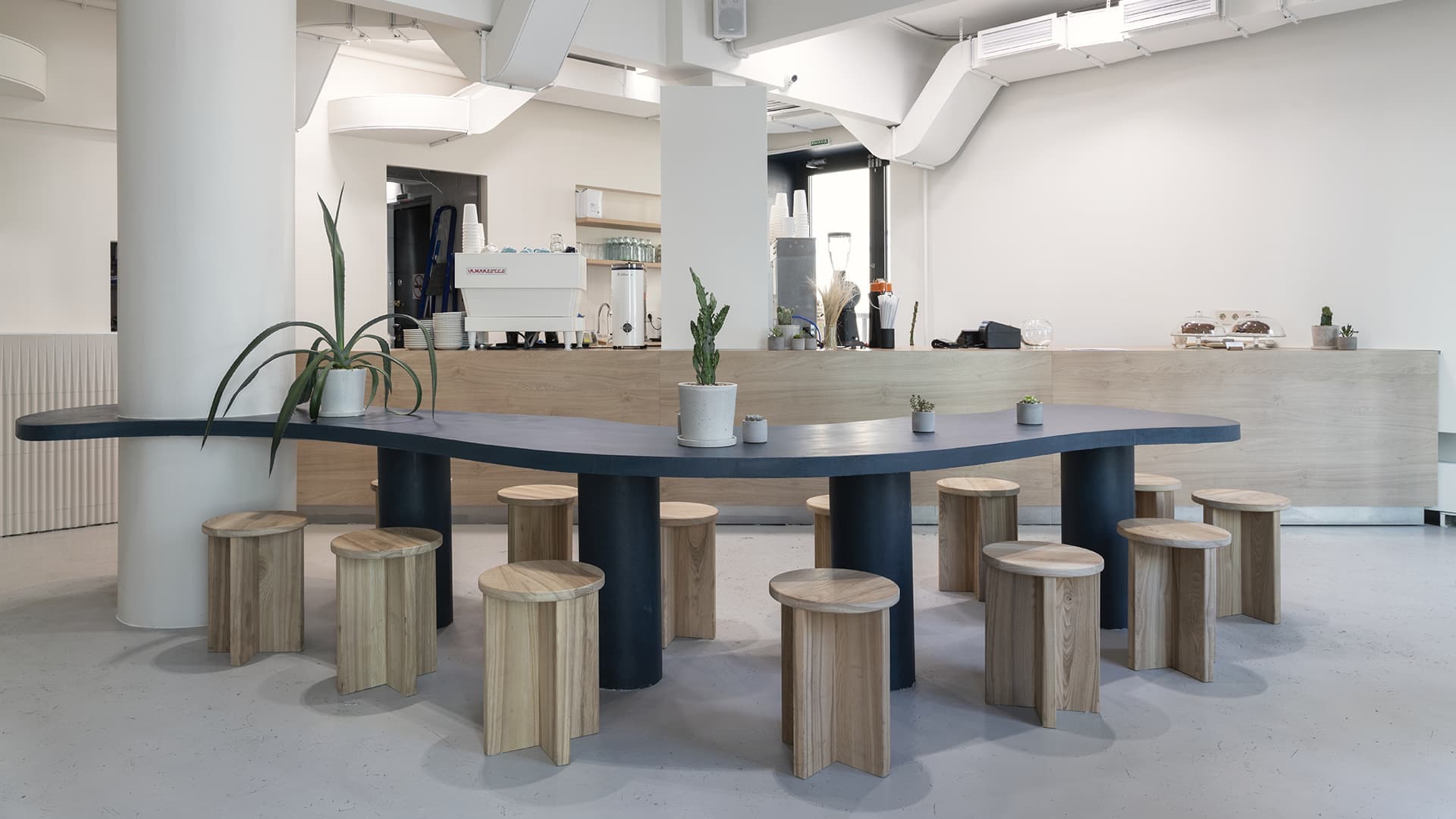Лаконичный интерьер кафе с серферским духом – проект FREYA Architects Лаконичный интерьер кафе с серферским духом – проект FREYA Architects