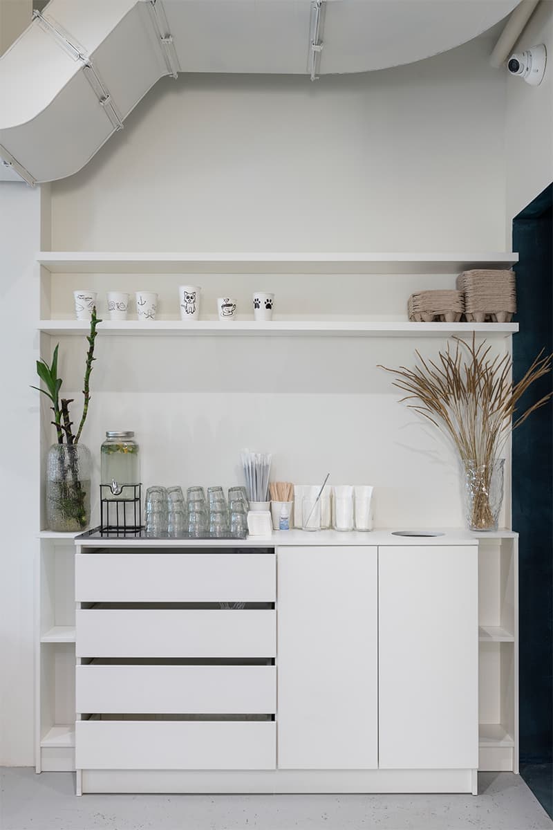 Лаконичный интерьер кафе с серферским духом – проект FREYA Architects