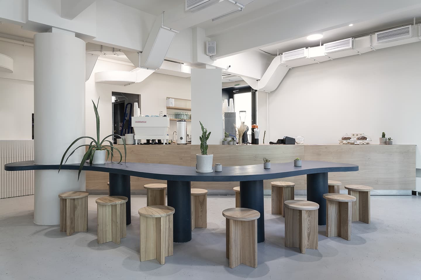 Лаконичный интерьер кафе с серферским духом – проект FREYA Architects