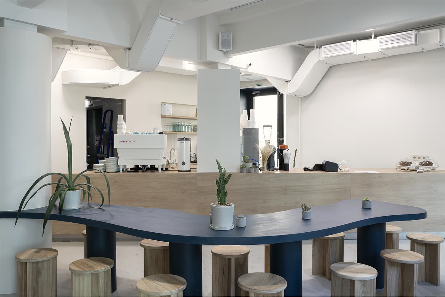 Лаконичный интерьер кафе с серферским духом – проект FREYA Architects